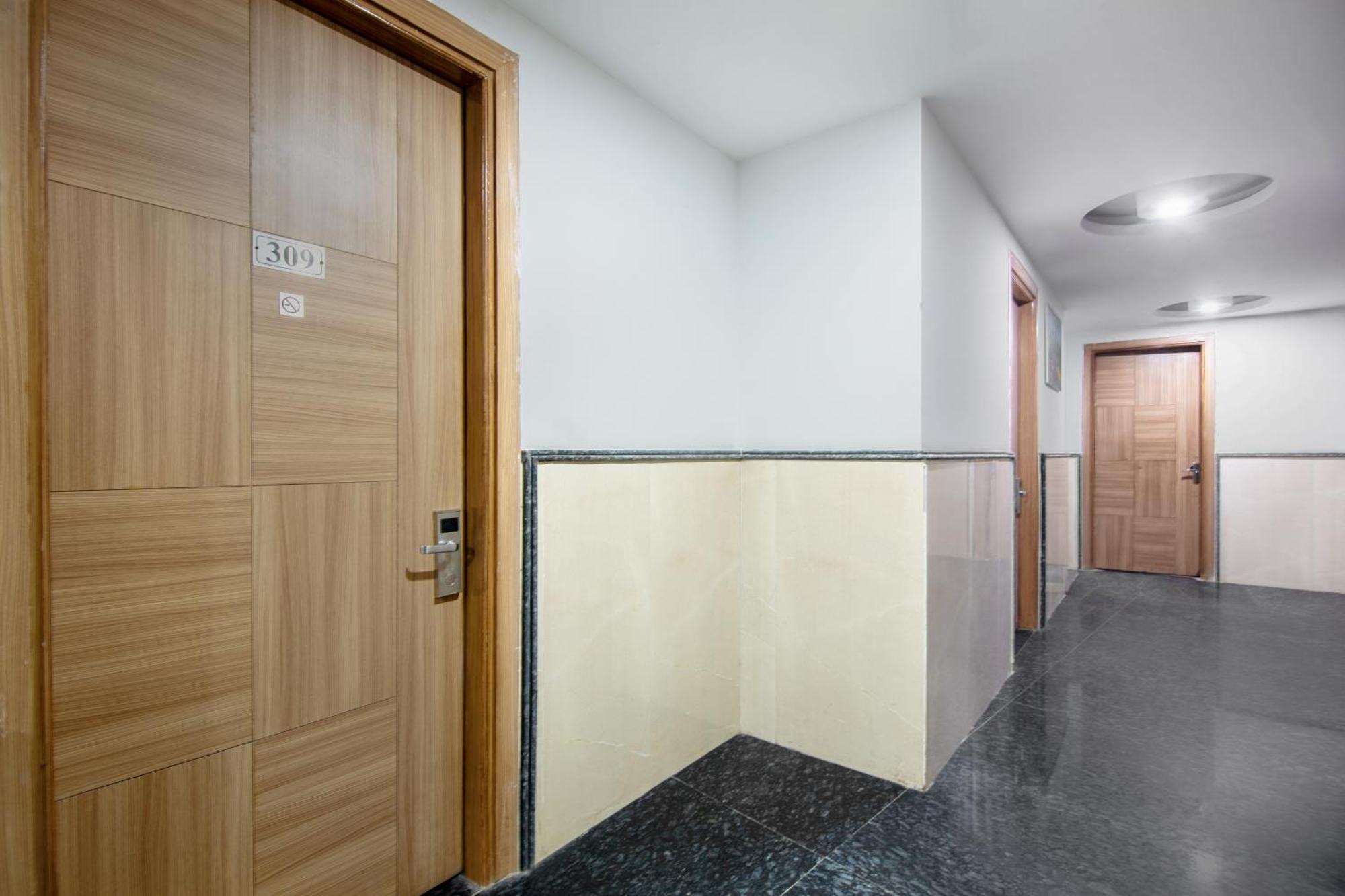 Hotel Lohmod At National Highway 8 - Free Airport Transffer Ню Делхи Екстериор снимка